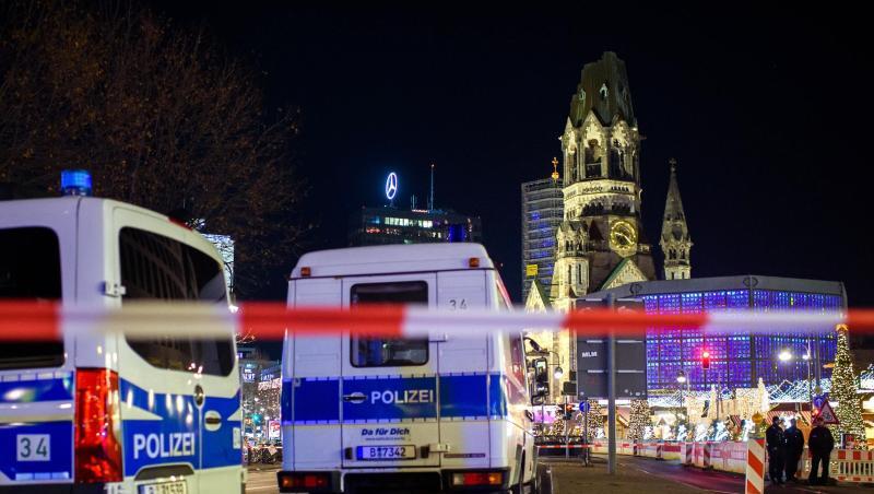 Die Polizei hat den Weihnachtsmarkt an der Berliner Gedächtniskirche geräumt. Die Polizei hat den Weihnachtsmarkt an der Berliner Gedächtniskirche geräumt.