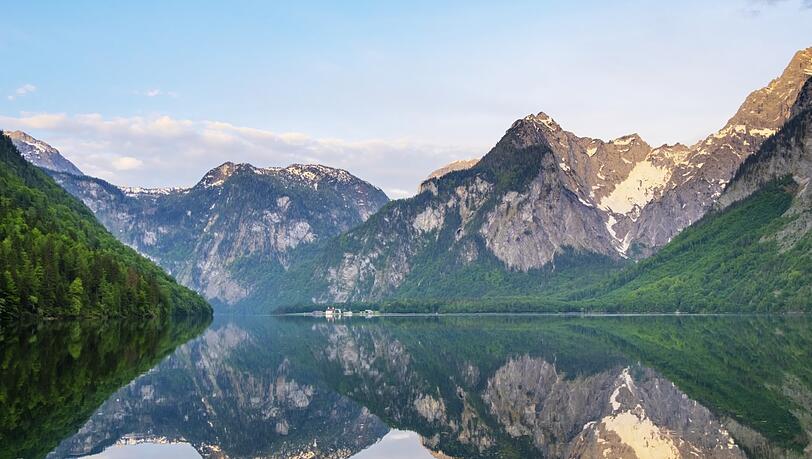 Hier fährt am Montag kein Schiff: Der Königssee. Hier fährt am Montag kein Schiff: Der Königssee.