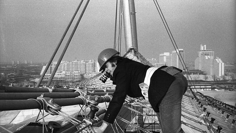 1970: Fotograf Heinz Gebhardt auf dem noch sehr löchrigen Zeltdach in Aktion - ein waghalsiges Unterfangen. 1970: Fotograf Heinz Gebhardt auf dem noch sehr löchrigen Zeltdach in Aktion - ein waghalsiges Unterfangen.
