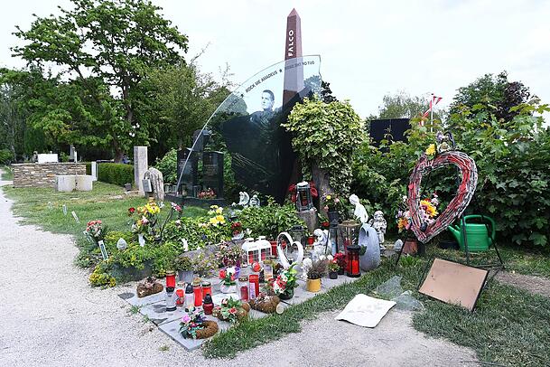 Die Grabstätte von Falco auf dem Wiener Zentralfriedhof. Zu Ehren des Sängers hinterlassen Fans regelmäßig Nachrichten, Geschenke und Kerzen. Die Grabstätte von Falco auf dem Wiener Zentralfriedhof. Zu Ehren des Sängers hinterlassen Fans regelmäßig Nachrichten, Geschenke und Kerzen.