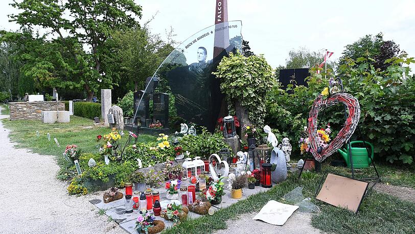 Die Grabstätte von Falco auf dem Wiener Zentralfriedhof. Zu Ehren des Sängers hinterlassen Fans regelmäßig Nachrichten, Geschenke und Kerzen. Die Grabstätte von Falco auf dem Wiener Zentralfriedhof. Zu Ehren des Sängers hinterlassen Fans regelmäßig Nachrichten, Geschenke und Kerzen.