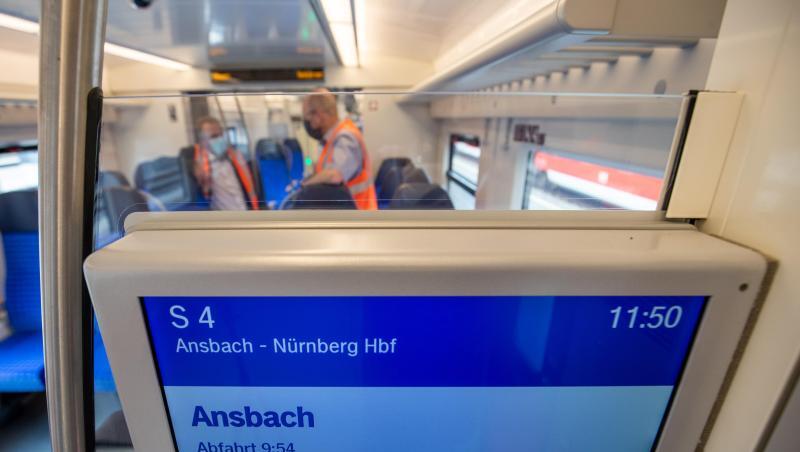Ein neuartiges Informationsdisplay im Fahrtgastraum im neuen Triebwagen der Deutschen Bahn. Foto: Daniel Karmann/dpa Ein neuartiges Informationsdisplay im Fahrtgastraum im neuen Triebwagen der Deutschen Bahn. Foto: Daniel Karmann/dpa
