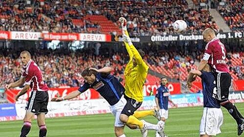 Auch sein Ausflug in den Freiburger Strafraum brachte keinen Erfolg: Club-Keeper Raphael Schäfer. Auch sein Ausflug in den Freiburger Strafraum brachte keinen Erfolg: Club-Keeper Raphael Schäfer.