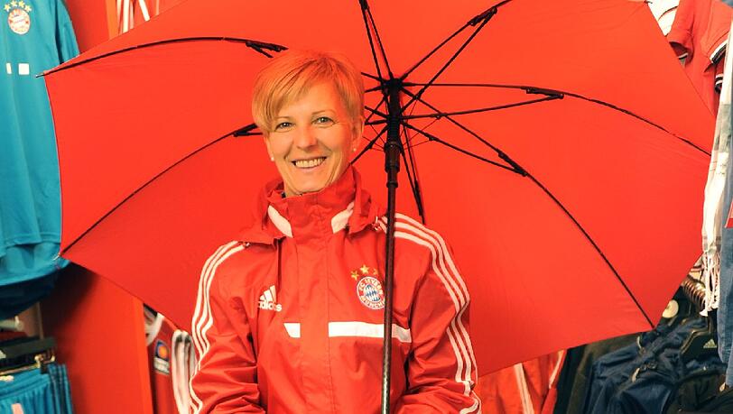 Fanshop-Chefin Dagmar Probstmeier im Regen-Outfit. Fanshop-Chefin Dagmar Probstmeier im Regen-Outfit.