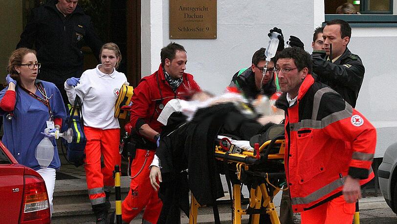 Rettungskräfte und Polizisten bringen am 11. Januar 2012 den angeschossenen Staatsanwalt Tilman T. aus dem Amtsgericht Dachau. Der Todesschütze hatte sich in einen Hass gegen die Justiz gesteigert. Rettungskräfte und Polizisten bringen am 11. Januar 2012 den angeschossenen Staatsanwalt Tilman T. aus dem Amtsgericht Dachau. Der Todesschütze hatte sich in einen Hass gegen die Justiz gesteigert.