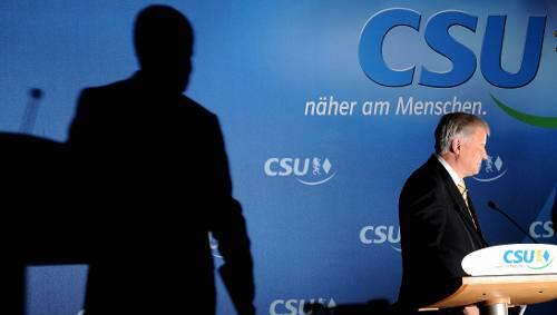 Seehofer wirft große Schatten: auf seinen Lebenslauf. Seehofer wirft große Schatten: auf seinen Lebenslauf.