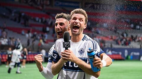 Das Mikro, sein Freund: Bayern-Legende Thomas Müller ist bei der WM als MagentaTV-Experte zu hören. Das Mikro, sein Freund: Bayern-Legende Thomas Müller ist bei der WM als MagentaTV-Experte zu hören.