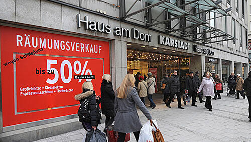 Der Karstadt am Dom in der Fußgängerzone schließt, bis 20. März muss alles raus: Das wollen sich viele Kunden nicht entgehen lassen und strömen in Scharen zur Schnäppchen-Jagd. Der Karstadt am Dom in der Fußgängerzone schließt, bis 20. März muss alles raus: Das wollen sich viele Kunden nicht entgehen lassen und strömen in Scharen zur Schnäppchen-Jagd.