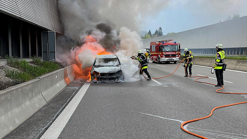 Das Fahrzeug der Frau stand in Flammen. Das Fahrzeug der Frau stand in Flammen.