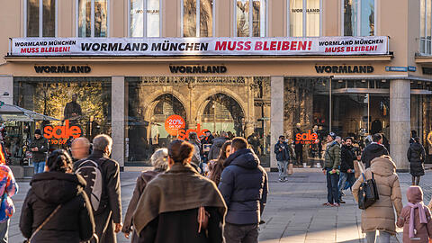 "Wormland muss bleiben“, fordert ein Transparent am Marienplatz. Der Verkauf geht vorerst weiter. "Wormland muss bleiben“, fordert ein Transparent am Marienplatz. Der Verkauf geht vorerst weiter.