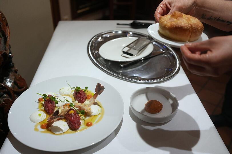 Das „Surf & Turf“ mit Rindertatar, Eigelbcreme, Burrataschaum, gelbe Tomatenvinaigrette, Paprikacreme und Garnelen. Das „Surf & Turf“ mit Rindertatar, Eigelbcreme, Burrataschaum, gelbe Tomatenvinaigrette, Paprikacreme und Garnelen.