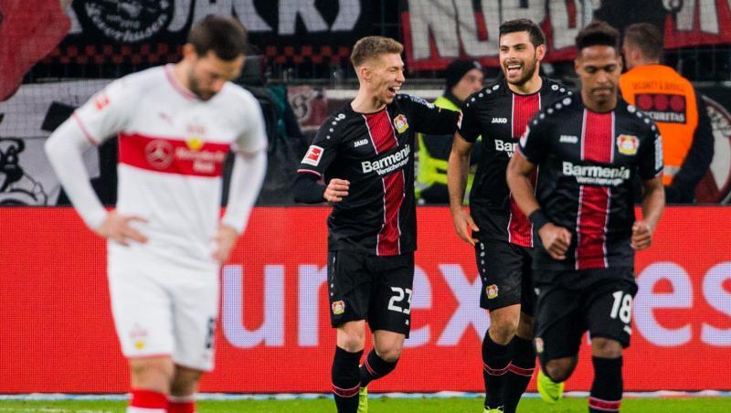 Leverkusens Doppeltorschütze Kevin Volland (2.v.l. jubelt mit Mitchell Weiser, während ein Stuttgarter den Kopf hängen lässt. Leverkusens Doppeltorschütze Kevin Volland (2.v.l. jubelt mit Mitchell Weiser, während ein Stuttgarter den Kopf hängen lässt.