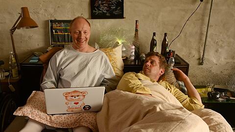 "Kaiserschmarrndrama": Rudi Birkenberger (Simon Schwarz, l.) genießt die traute Zweisamkeit mit seinem Franz Eberhofer (Sebastian Bezzel) - die Freude ist allerdings eher einseitig. "Kaiserschmarrndrama": Rudi Birkenberger (Simon Schwarz, l.) genießt die traute Zweisamkeit mit seinem Franz Eberhofer (Sebastian Bezzel) - die Freude ist allerdings eher einseitig.