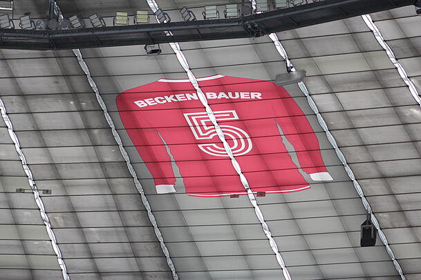 So soll Franz Beckenbauer immer in Erinnerung der Bayern-Fans bleiben: Das Trikot der Klub-Legende hängt nun unter dem Stadiondach. So soll Franz Beckenbauer immer in Erinnerung der Bayern-Fans bleiben: Das Trikot der Klub-Legende hängt nun unter dem Stadiondach.