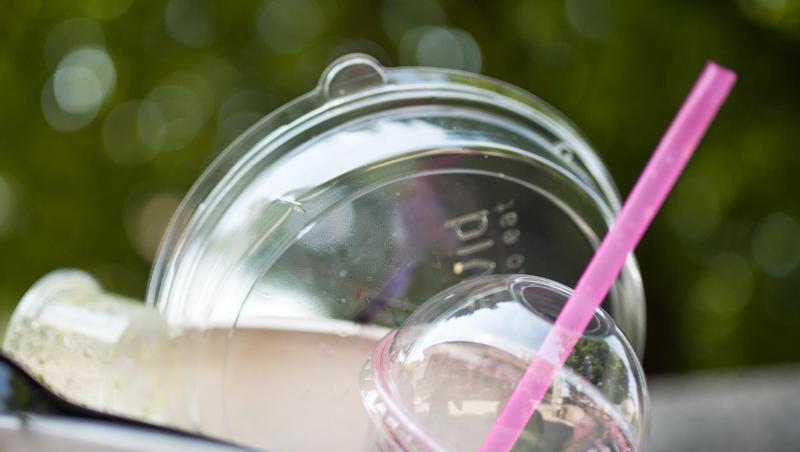 Plastikgeschirr auf einem Mülleimer. Plastikgeschirr auf einem Mülleimer.