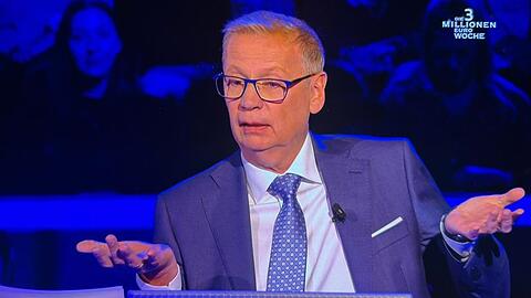 Günther Jauch will von einer Kandidatin wissen, was es 1990 erstmals in einem Fußball-WM-Finale gab? Günther Jauch will von einer Kandidatin wissen, was es 1990 erstmals in einem Fußball-WM-Finale gab?