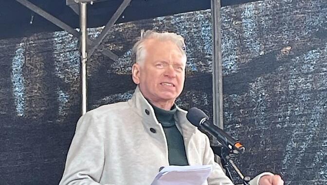 Kabarettist Christian Springer kritisiert rechte Hetze scharf. Kabarettist Christian Springer kritisiert rechte Hetze scharf.