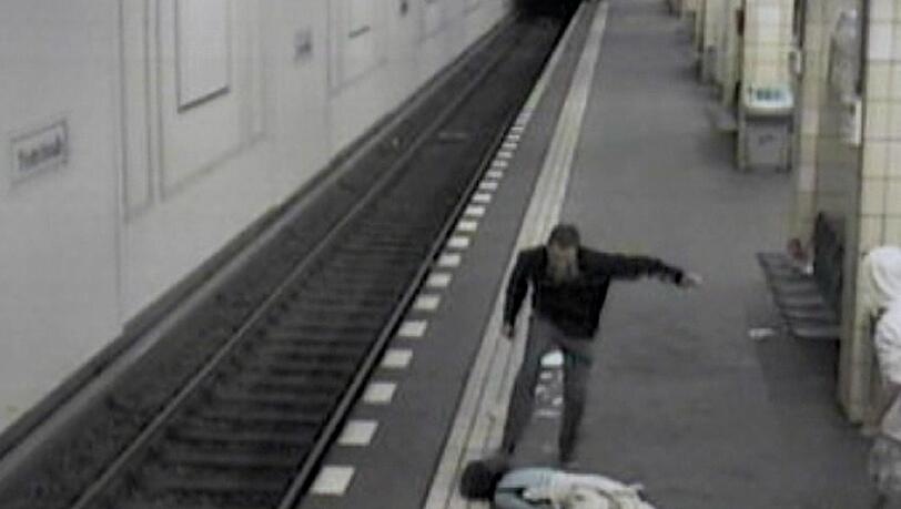 Dieser Screenshot einer Ueberwachungskamera zeigt den Angriff auf im U-Bahnhof Friedrichstrasse in Berlin. Dieser Screenshot einer Ueberwachungskamera zeigt den Angriff auf im U-Bahnhof Friedrichstrasse in Berlin.