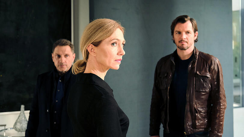 Kim Tramell (Ursina Lardi) steht im Mittelpunkt der Ermittlungen der Kommissare Thorsten Lannert (Richy Müller, l) und Sebastian Bootz (Felix Klare) im SWR-Tatort "Videobeweis". Kim Tramell (Ursina Lardi) steht im Mittelpunkt der Ermittlungen der Kommissare Thorsten Lannert (Richy Müller, l) und Sebastian Bootz (Felix Klare) im SWR-Tatort "Videobeweis".