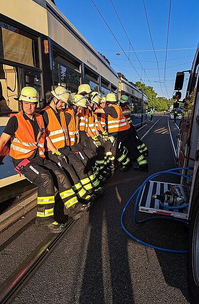 Mit Rutschblechen und Muskelkraft wurde die Tram wieder in die Spur gesetzt. Mit Rutschblechen und Muskelkraft wurde die Tram wieder in die Spur gesetzt.