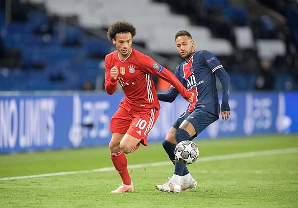 13. April 2021: Bayern-Profi Leroy Sané (l.) enteilt PSG-Star Neymar. Der FC Bayern gewann das Viertelfinal-Rückspiel bei Paris St. Germain mit 1:0. 13. April 2021: Bayern-Profi Leroy Sané (l.) enteilt PSG-Star Neymar. Der FC Bayern gewann das Viertelfinal-Rückspiel bei Paris St. Germain mit 1:0.