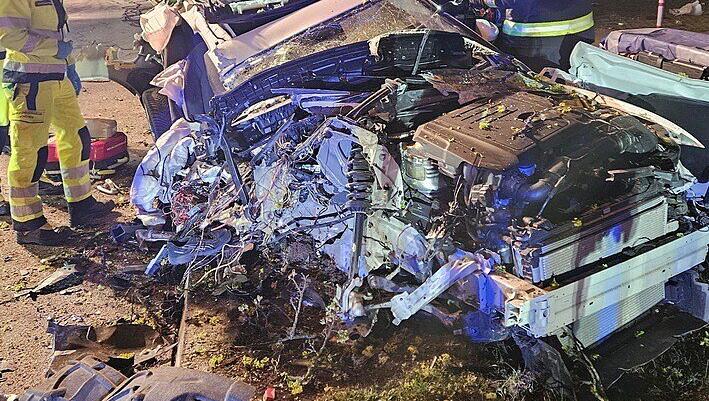 Vom Auto ist kaum noch etwas erkennbar. Vom Auto ist kaum noch etwas erkennbar.