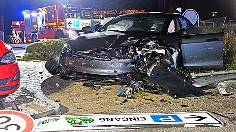Ende einer Tesla-Testfahrt: Der Unfallverursacher überstand den Crash unbeschadet, sein Beifahrer wurde leicht verletzt. Die Polizei schätzt den Gesamtschaden auf etwa 100.000 Euro. Ende einer Tesla-Testfahrt: Der Unfallverursacher überstand den Crash unbeschadet, sein Beifahrer wurde leicht verletzt. Die Polizei schätzt den Gesamtschaden auf etwa 100.000 Euro.