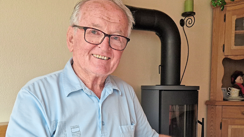 Kfz-Mechanikermeister Michael Aigner schaut durch ein jahrzehntealtes BMW-Fotoalbum und erinnert sich an die Anfangszeiten in Dingolfing. Kfz-Mechanikermeister Michael Aigner schaut durch ein jahrzehntealtes BMW-Fotoalbum und erinnert sich an die Anfangszeiten in Dingolfing.