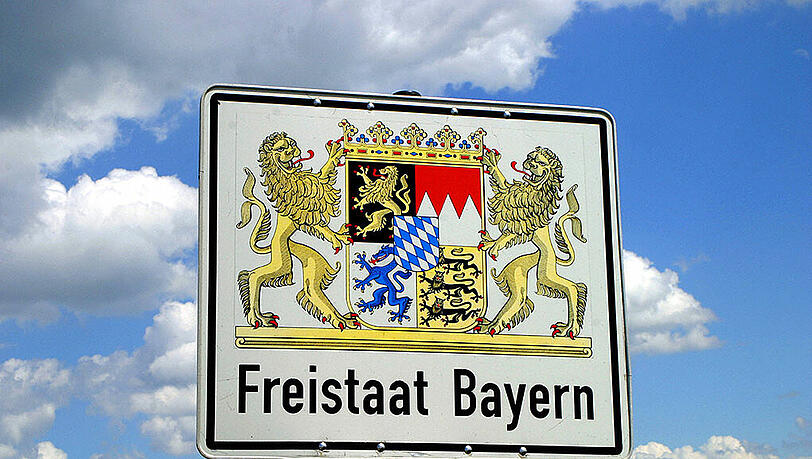 Mehr als zwei Jahre vor der Bundesrepublik Deutschland bekam der Freistaat Bayern seine Verfassung - und jeder sollte sie lesen können. Mehr als zwei Jahre vor der Bundesrepublik Deutschland bekam der Freistaat Bayern seine Verfassung - und jeder sollte sie lesen können.