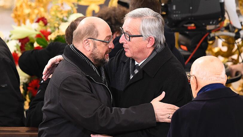 EU-Kommissionspräsident Jean-Claude Juncker (r.) und Martin Schulz, Präsident des Europäischen Parlaments, erweisen Helmut Schmidt die letzte Ehre. EU-Kommissionspräsident Jean-Claude Juncker (r.) und Martin Schulz, Präsident des Europäischen Parlaments, erweisen Helmut Schmidt die letzte Ehre.