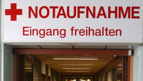 Die 52-Jährige, die Sonntagfrüh in Rottach-Egern von einem Fußgänger im Grünstreifen schwer verletzt gefunden wurde, ist offenbar angefahren worden. Jetzt sucht die Polizei nach dem flüchtigen Fahrer. Die 52-Jährige, die Sonntagfrüh in Rottach-Egern von einem Fußgänger im Grünstreifen schwer verletzt gefunden wurde, ist offenbar angefahren worden. Jetzt sucht die Polizei nach dem flüchtigen Fahrer.
