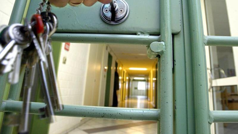 Ein Gefängnisgang ist zu sehen, hinter einer Tür, die abgeschlossen wird. Foto: Marcus Führer/Archiv Ein Gefängnisgang ist zu sehen, hinter einer Tür, die abgeschlossen wird. Foto: Marcus Führer/Archiv