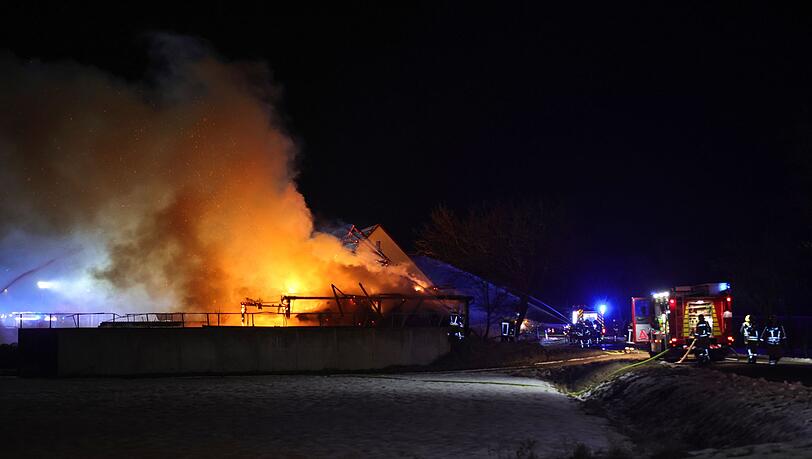 Die Scheune stand beim Eintreffen der Einsatzkräfte in Brand. Die Scheune stand beim Eintreffen der Einsatzkräfte in Brand.