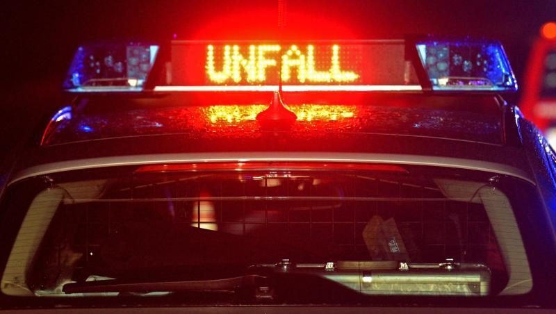 Der Schriftzug "Unfall" leuchtet auf einem Streifenwagen. Foto: Stefan Puchner/dpa/Archivbild Der Schriftzug "Unfall" leuchtet auf einem Streifenwagen. Foto: Stefan Puchner/dpa/Archivbild