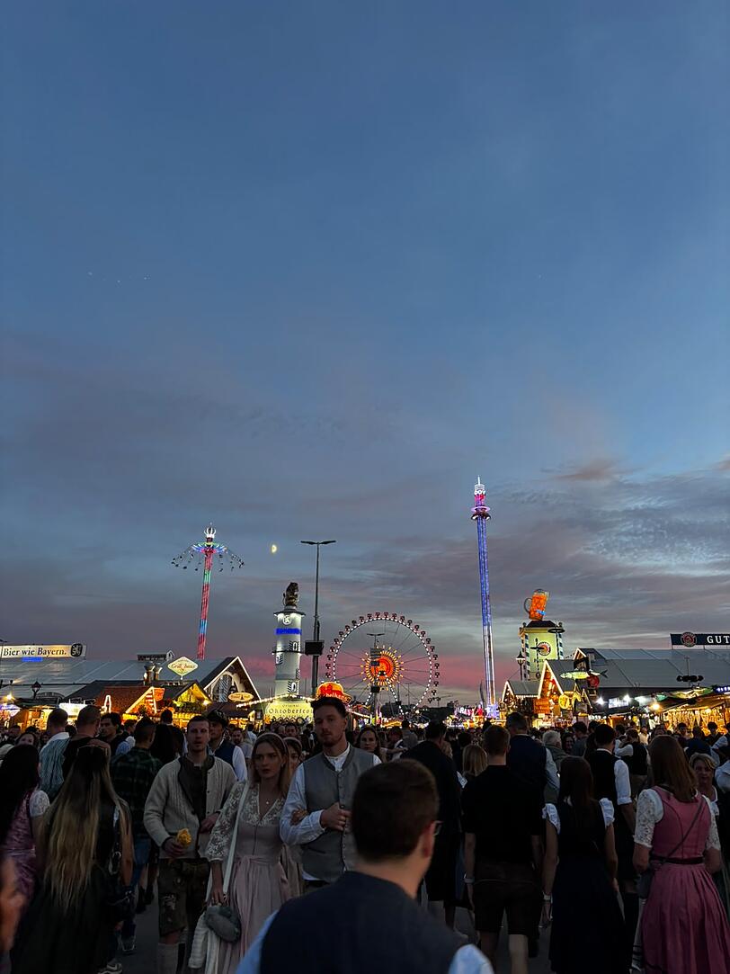 Die Nacht bricht ein über der Theresienwiese, aber das Festgelände ist weiterhin gut besucht und die Zelte alle voll. Die Nacht bricht ein über der Theresienwiese, aber das Festgelände ist weiterhin gut besucht und die Zelte alle voll.