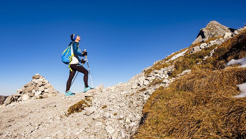 Eine Bergsteigerin ist auf Tour im Nationalpark Berchtesgaden. In dem Naturschutzgebiet und im Bergsteigerdorf Ramsau stehen alle Skilifte gerade still. Eine Bergsteigerin ist auf Tour im Nationalpark Berchtesgaden. In dem Naturschutzgebiet und im Bergsteigerdorf Ramsau stehen alle Skilifte gerade still.