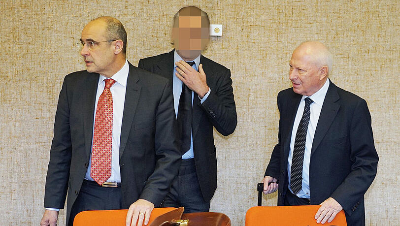 Wehrt sich gegen die Vorwürfe: Karl R. (M.) mit seinen Anwälten Peter Witting (l.) und Steffen Ufer. Wehrt sich gegen die Vorwürfe: Karl R. (M.) mit seinen Anwälten Peter Witting (l.) und Steffen Ufer.