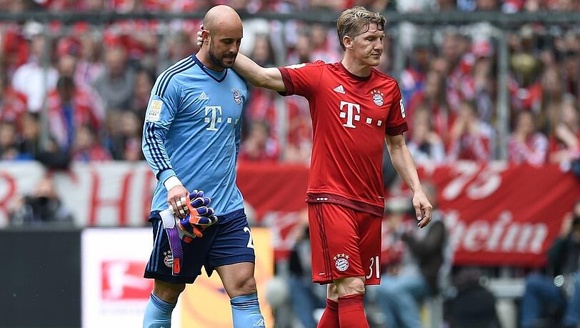 In Erinnerung bleibt vor allem seine Rote Karte gegen Augsburg: der Spanier Pepe Reina (l., wird getröstet von Bastian Schweinsteiger). In Erinnerung bleibt vor allem seine Rote Karte gegen Augsburg: der Spanier Pepe Reina (l., wird getröstet von Bastian Schweinsteiger).