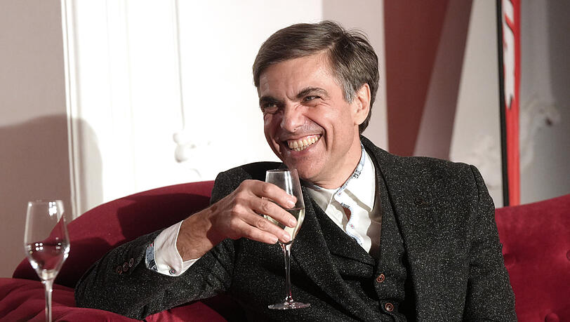 Charmant plaudernd auf dem roten Sofa (von Möbel Höffner) der AZ: Moritz Eggert. Charmant plaudernd auf dem roten Sofa (von Möbel Höffner) der AZ: Moritz Eggert.