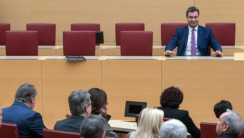 Nicht länger alleine: Der frisch vereidigte Ministerpräsident Markus Söder hat die Plätze neben sich gefüllt. Nicht länger alleine: Der frisch vereidigte Ministerpräsident Markus Söder hat die Plätze neben sich gefüllt.