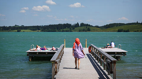 Badegäste genießen die frühsommerliche Hitze am Forggensee. Badegäste genießen die frühsommerliche Hitze am Forggensee.