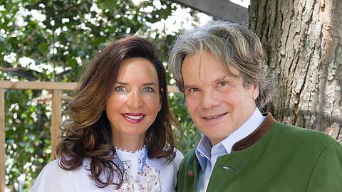 "Wer bewusster denkt, handelt auch bewusster": Clarissa und Michael Käfer setzen sich schon seit Jahren für mehr Nachhaltigkeit in der gehobenen Gastronomie ein. "Wer bewusster denkt, handelt auch bewusster": Clarissa und Michael Käfer setzen sich schon seit Jahren für mehr Nachhaltigkeit in der gehobenen Gastronomie ein.