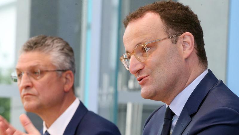 Jens Spahn, Bundesgesundheitsminister, und Lothar Wieler, Präsident des Robert-Koch-Instituts, beantworten während einer Pressekonferenz Fragen. Jens Spahn, Bundesgesundheitsminister, und Lothar Wieler, Präsident des Robert-Koch-Instituts, beantworten während einer Pressekonferenz Fragen.