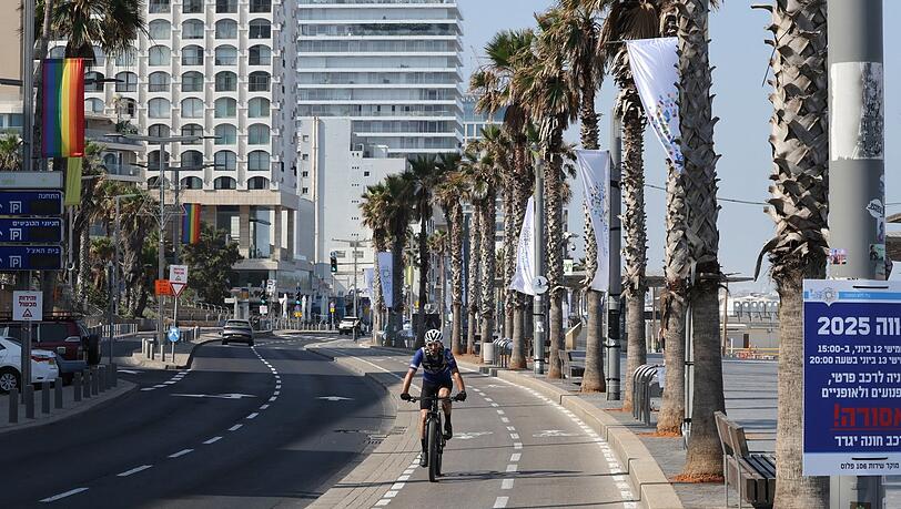 Erinnerungen an die Corona-Zeit werden wach: Im Zentrum von Tel Aviv sind nur wenige Menschen unterwegs. Erinnerungen an die Corona-Zeit werden wach: Im Zentrum von Tel Aviv sind nur wenige Menschen unterwegs.