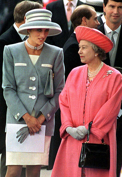 Prinzessin Diana mit Schwiegermutter Königin Elizabeth II. Prinzessin Diana mit Schwiegermutter Königin Elizabeth II.