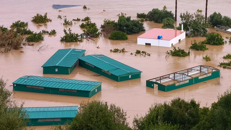Der Atlantiksturm "Leonardo" hat mit Starkregen und Orkanböen Überschwemmungen in Portugal und wie hier in Südspanien ausgelöst. Der Atlantiksturm "Leonardo" hat mit Starkregen und Orkanböen Überschwemmungen in Portugal und wie hier in Südspanien ausgelöst.