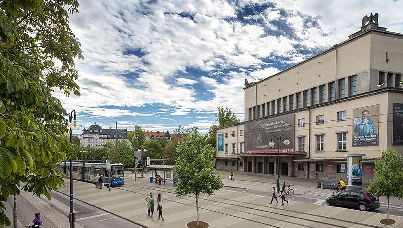 Flanierplatz auch am Deutschen Museum. Flanierplatz auch am Deutschen Museum.