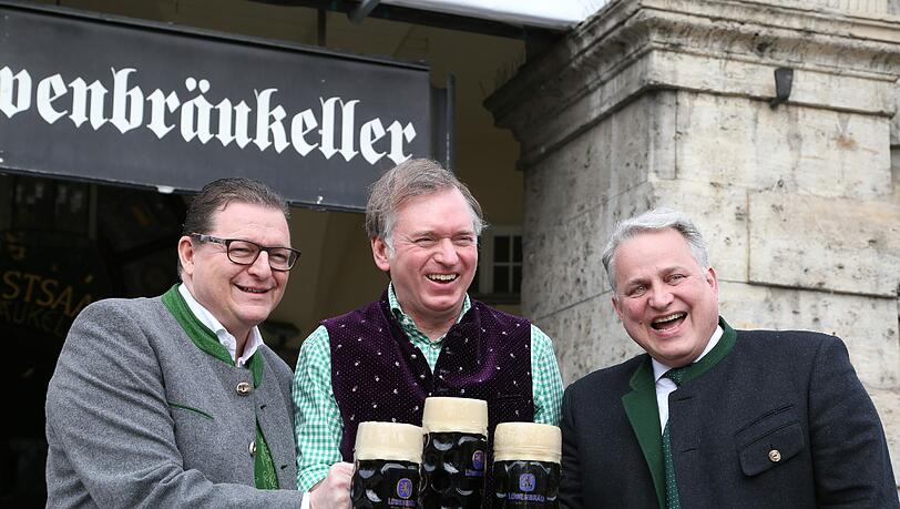 Bernhard Klier (l.), Christian Springer und Christian Schottenhamel stoßen mit der ersten Starkbiermaß an. Bernhard Klier (l.), Christian Springer und Christian Schottenhamel stoßen mit der ersten Starkbiermaß an.