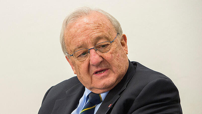 Der ehemalige Waffenlobbyist Karlheinz Schreiber ist mit der Revision gegen die Verurteilung wegen Steuerhinterziehung gescheitert. Der ehemalige Waffenlobbyist Karlheinz Schreiber ist mit der Revision gegen die Verurteilung wegen Steuerhinterziehung gescheitert.