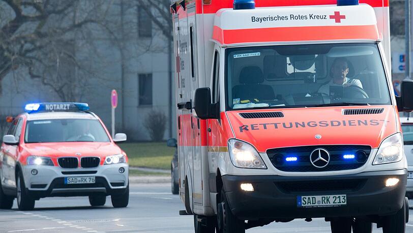 Ein Krankenwagen fährt mit Blaulicht durch die Oberpfalz. Ein Krankenwagen fährt mit Blaulicht durch die Oberpfalz.